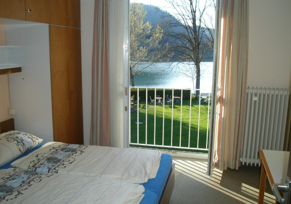 Stilvolles Zweibettzimmer mit See- und Bergblick